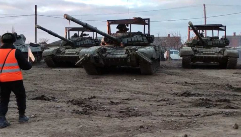 Carro armato russo in movimento per la crisi ucraina