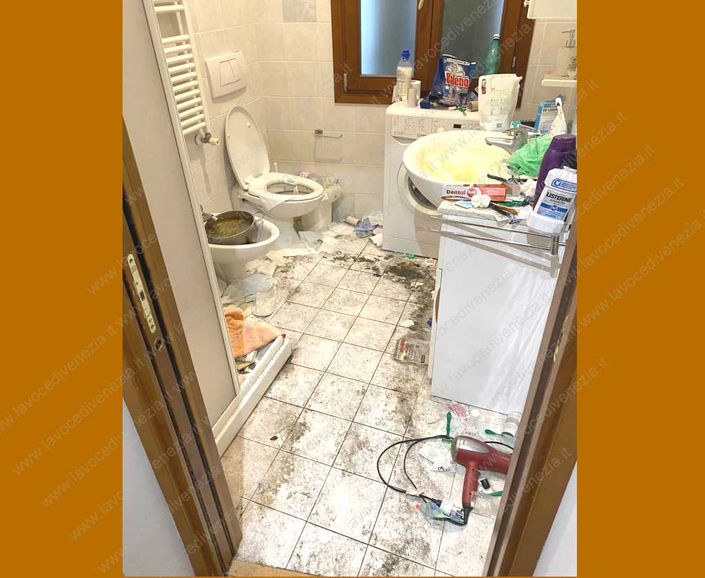 Casa devastata dall'affittuario a Venezia, il bagno