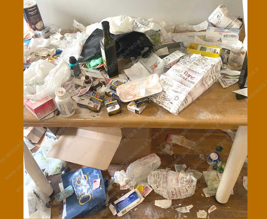 Casa devastata dall'affittuario a Venezia, il tavolo