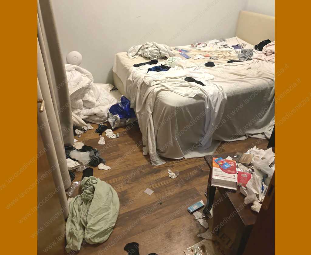 Casa devastata dall'affittuario a Venezia, la camera