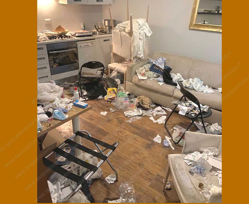 Casa devastata dall'affittuario a Venezia, la cucina