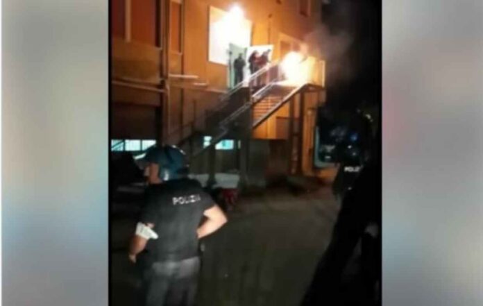 Casa incendiata, pompieri al lavoro