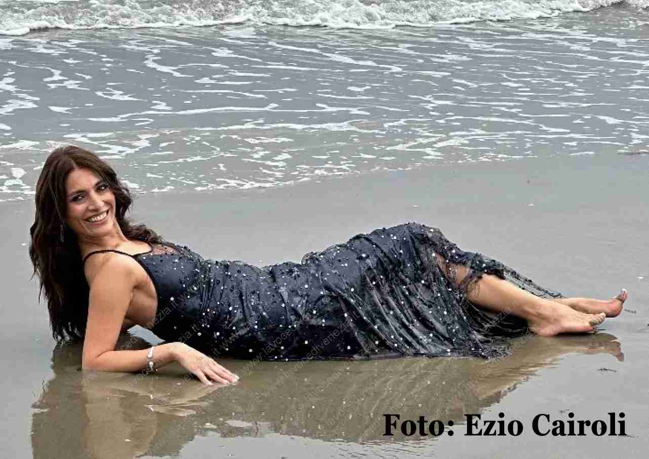 Caterina Murino bagnata dalle acque del Lido di Venezia