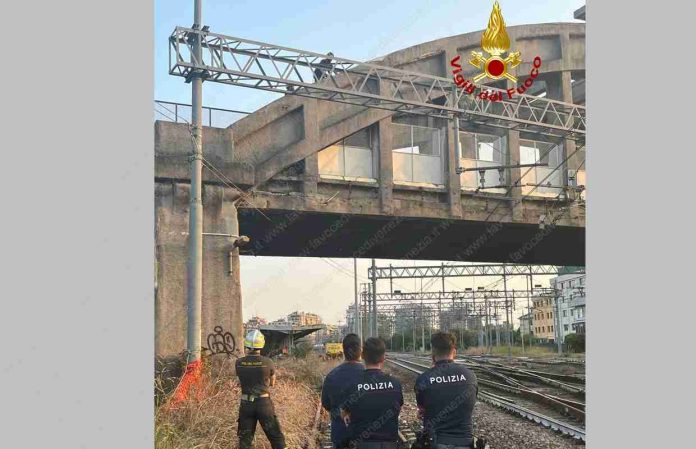 Cavalcavia di via Miranese, a Mestre, l'intervento dei vigili del fuoco Cavalcavia di via Miranese, a Mestre, l'intervento dei vigili del fuoco