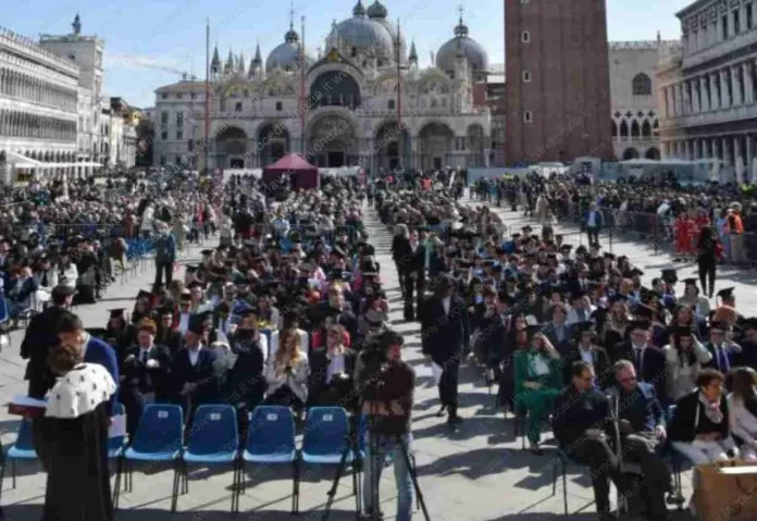 Cerimonia delle lauree a Venezia, in Piazza San Marco (archivio)_11zon