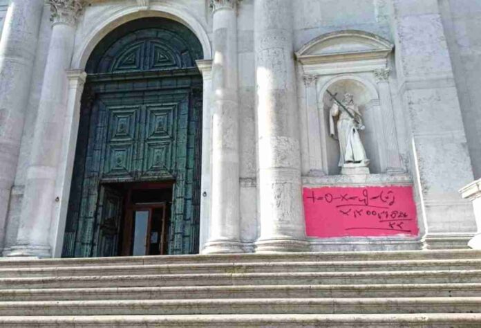 Chiesa del Redentore, alla Giudecca, imbrattata con vernice rossa. La foto è del Gruppo 25 Aprile Venezia (Facebook)