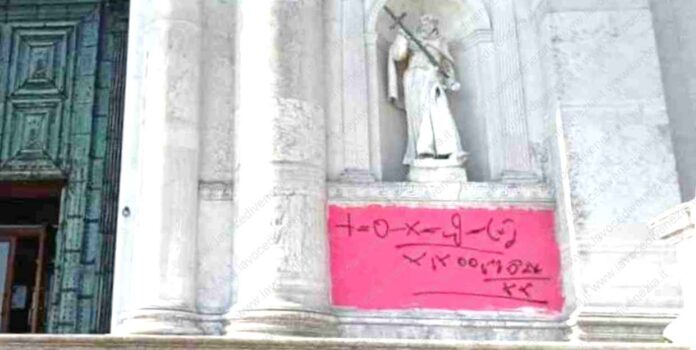 Chiesa del Redentore della Giudecca, a Venezia, deturpata dalla scritta dell' ''artista''