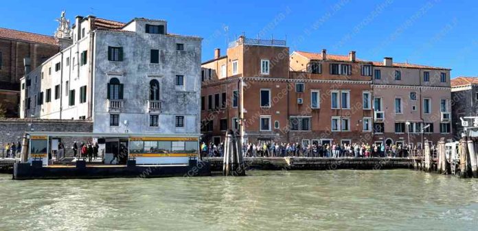 Code agli imbarcaderi di Venezia, pontile delle Fondamente Nove il 10-04-22