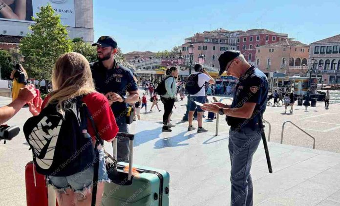 Controlli della Polizia Ferroviaria alla Stazione di Venezia