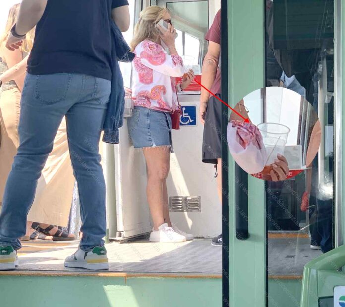 Coppia di turisti con spritz in mano sale a bordo del motoscafo a Venezia