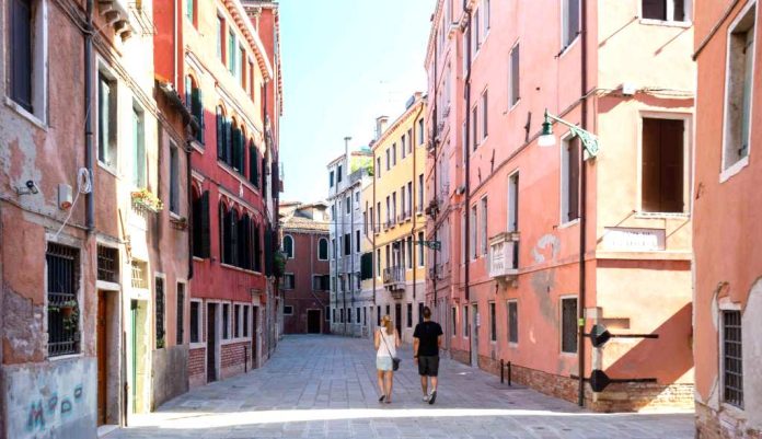 Coppia di turisti paseggia a Venezia