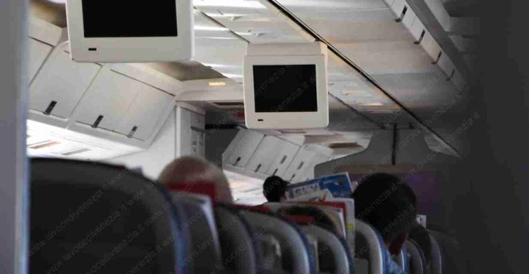 Atterraggio di emergenza, problema a bordo dell’aereo: uomo nudo che corre