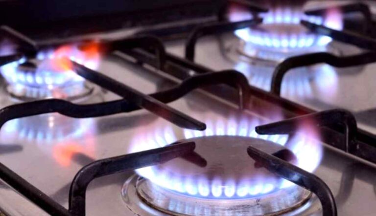 Cucina a gas con i fuochi accesi