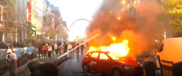 Disordini a Bruxelles dopo la partita con il Marocco, auto incendiate per le strade
