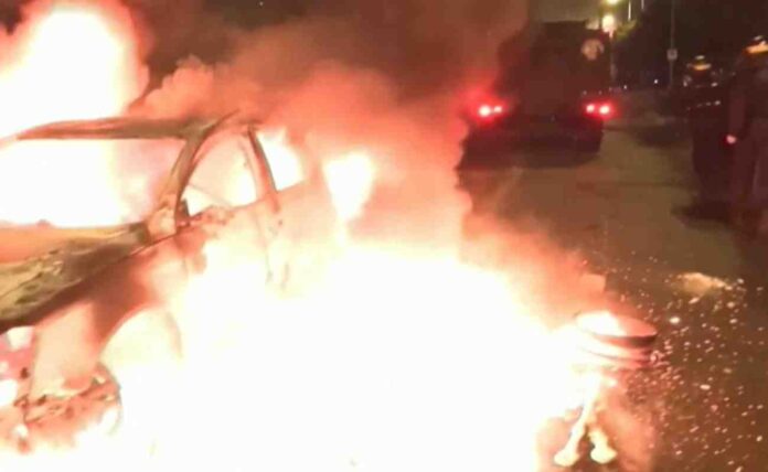 Disordini in Francia, auto incendiate, attacchi alla police