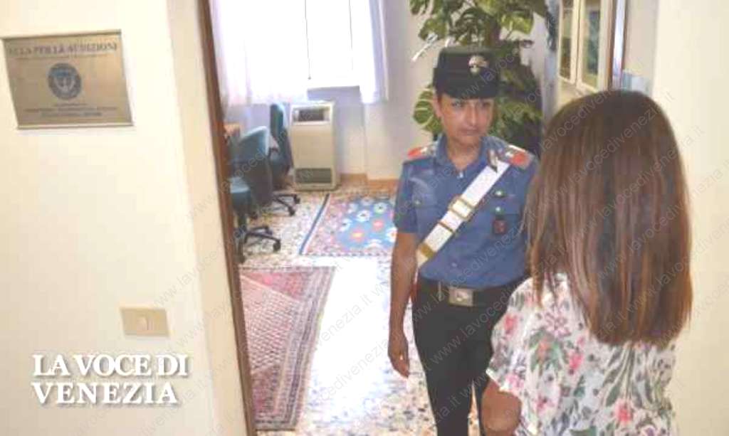 Donna che denuncia ai carabinieri viene accolta nella stanza dedicata a raccogliere le deposizioni per le violenze contro le donne