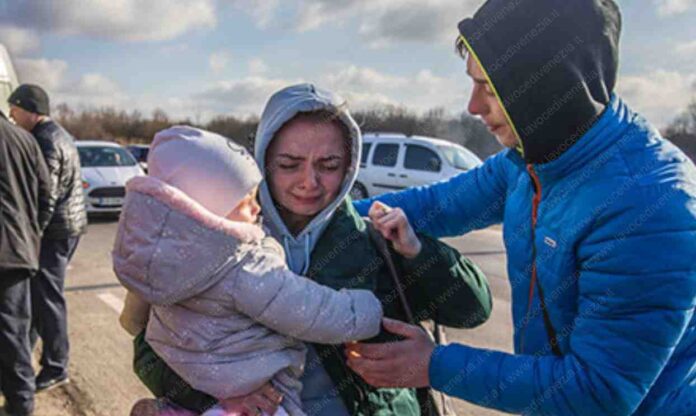Donna in fuga dall'Ucraina con il figlio piccolo