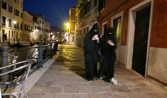 Donne a passeggio con il Niqab a Venezia