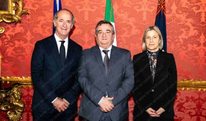 Edgardo Contato, al centro, tra il presidente Zaia e l'assessore Lanzarin, confermato alla guida dell'Ulss 3 Serenissima di Venezia