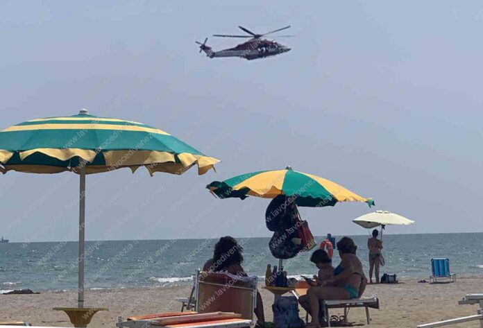 Elicottero perlustra il mare alla ricerca dei dispersi della spiaggia a Lido di Venezia
