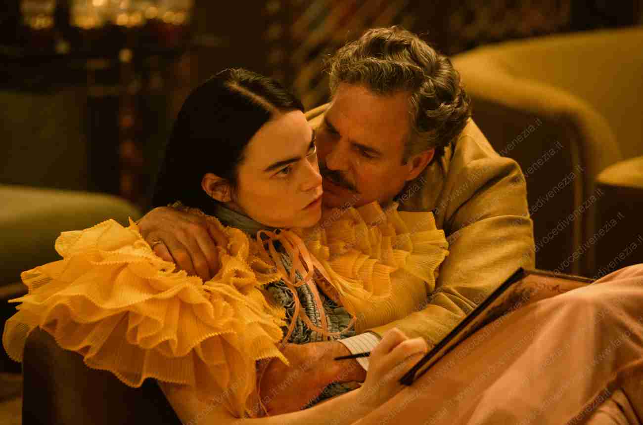 Emma Stone and Mark Ruffalo nel film Poor Things Leone d'oro a Venezia 80 (Credits Atsushi Nishijima)