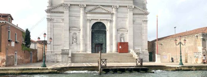 Facciata della Basilica del Redentore alla Giudecca, a Venezia. Sulla destra una barriera rossa copre il vandalismo