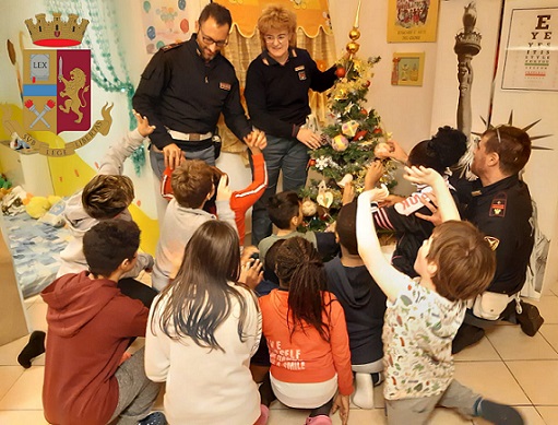 polfer doni bambini natale a casa nazareth