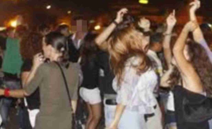 Ballo e musica ad una festa (foto di archivio) : spesso gli eventi a Venezia non tengono conto dei residenti