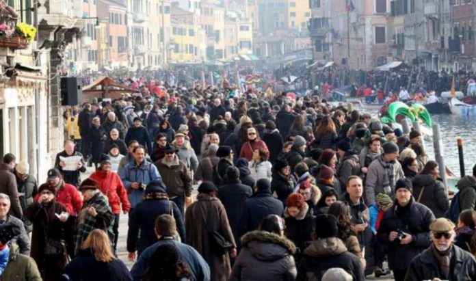 Folla a Venezia per un Carnevale a Cannaregio
