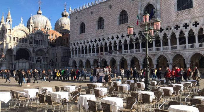 Folla di turisti ieri a Venezia in coda per salire sul Campanile di San Marco