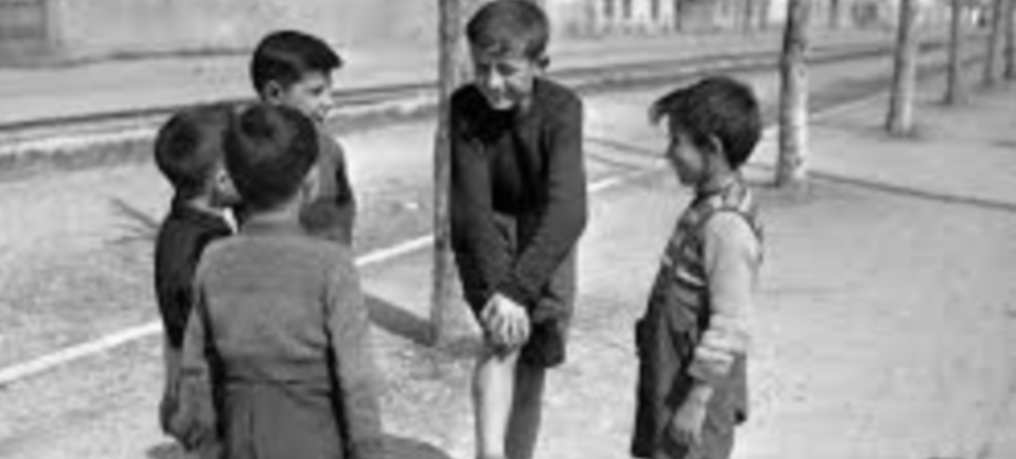 Foto d'epoca, bambini giocano in strada