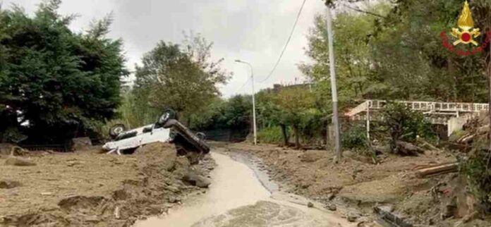 Frana a Casamicciola (Ischia) auto rovesciate da un fiume di fango e detriti
