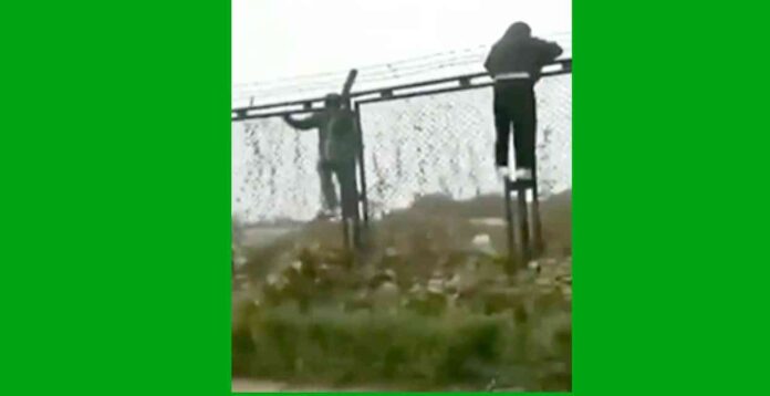 Fuggitivi scavalcano recinzione con filo spinato