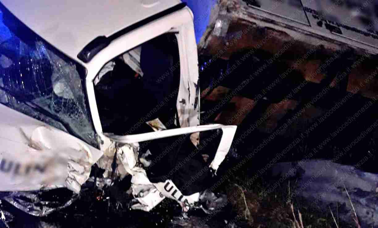 Furgone distrutto dall'incidente stradale di Portogruaro