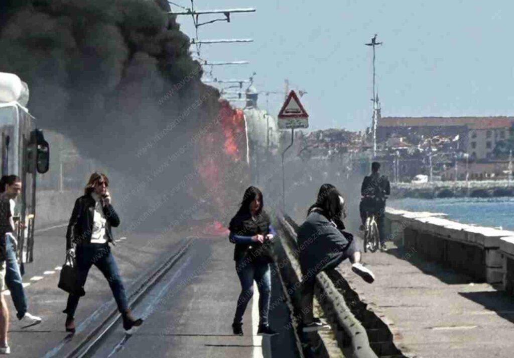Gente si allontana dalle fiamme sul Ponte della Libertà oggi