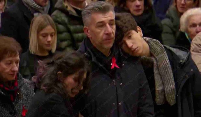 Gino Cecchettin, con gli altri due figli, al funerale di Giulia