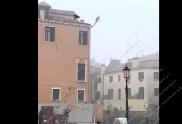 Giovane turista si butta da un tetto di Venezia per tuffarsi in acqua