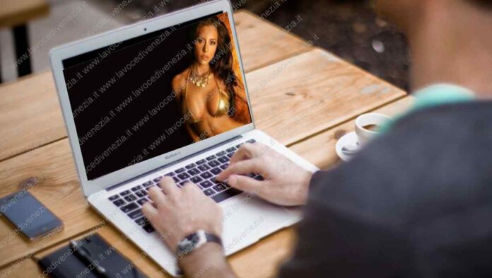 Giovane uomo al pc con immagini di siti pornografici