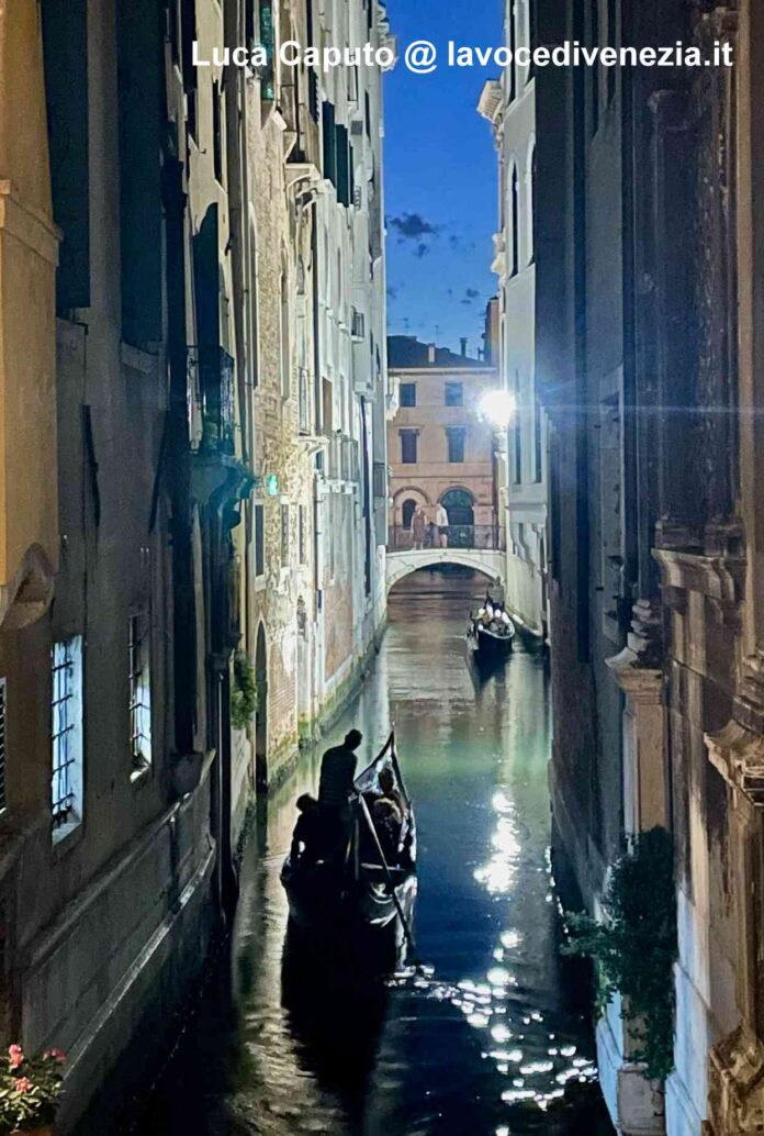 Giro in gondola serale a Venezia
