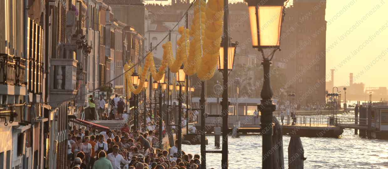 Giudecca, a Venezia, le rive attrezzate per la Festa del Redentore