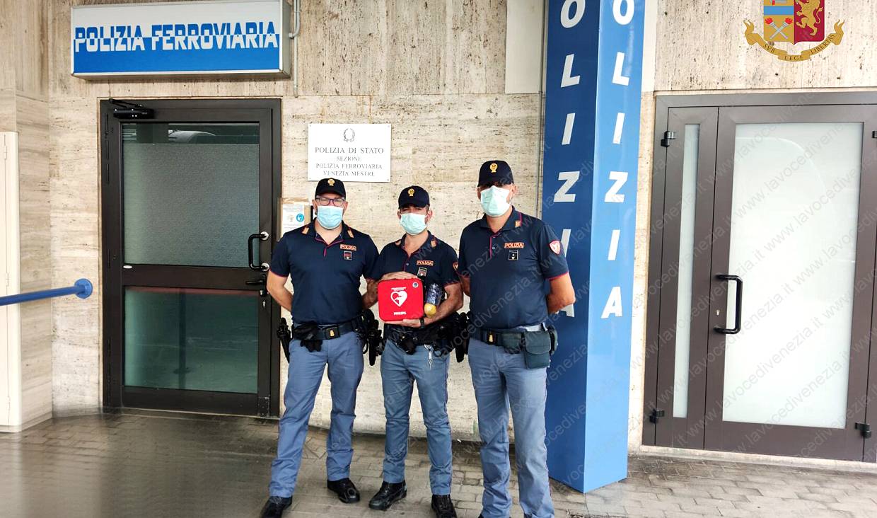 Gli agenti in servizio alla Polizia Ferroviaria di Mestre che hanno salvato la vita all'infartuato grazie al defibrillatore e massaggio cardiaco