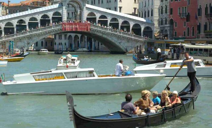 Gondole e taxi a Venezia (foto di archivio)