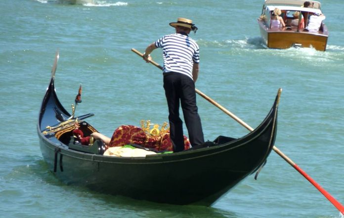 Gondolieri e tassisti, due delle categorie di Venezia che hanno bisogno del turismo per lavorare