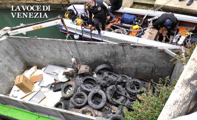 Gondolieri sub si immergono in Rio dei SS. Apostoli: tubi, cavalletti e.. un 25 cavalli