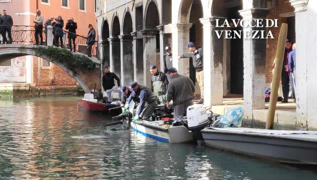 Gondolieri sub si immergono in Rio dei SS Apostoli rio barche ripescano up 640360