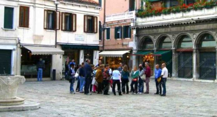 Gruppo di turisti a Venezia, molti pregi durante le visite in città, ma anche qualche critica