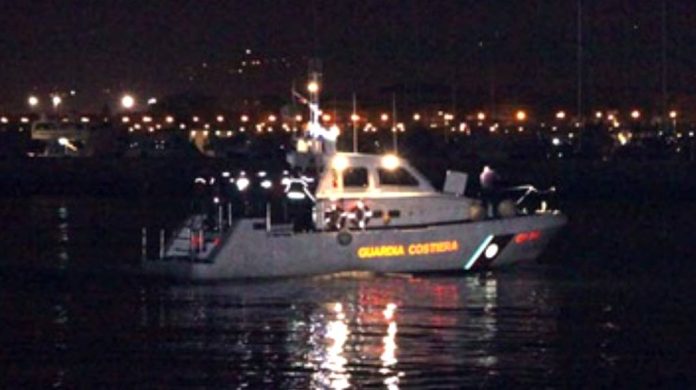 Guardia Costiera durante un salvataggio notturno