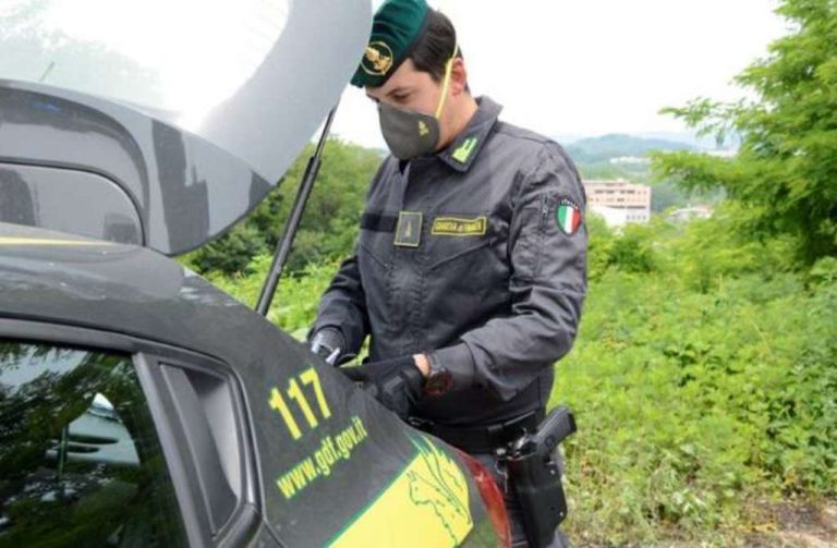 Carne scaduta e verdura marcia in vendita: la scoperta della Guardia di Finanza