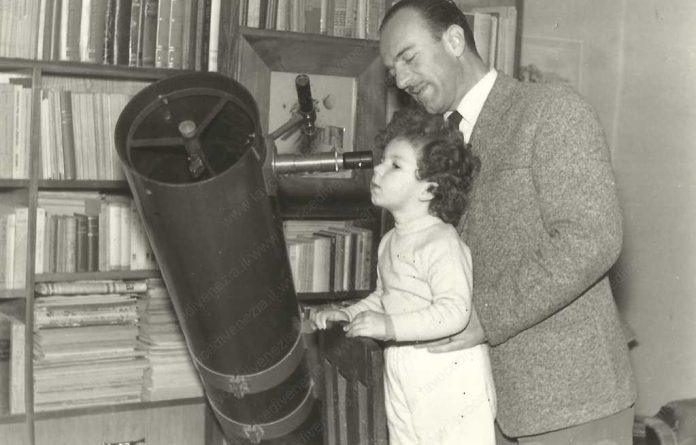 Guido Ruggieri con la figlia piccola in una foto d'epoca