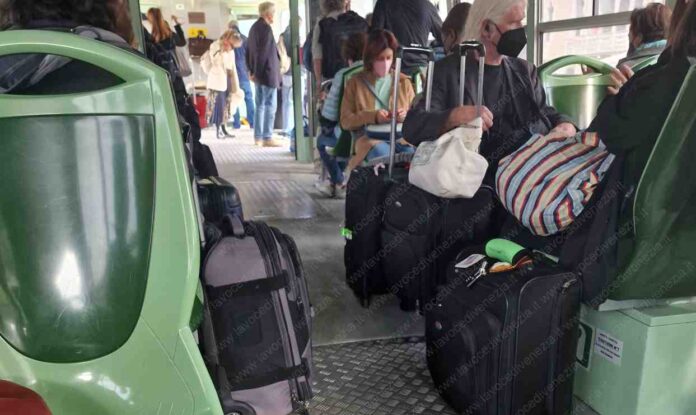 I bagagli dei turisti a bordio dei vaporetti di Venezia